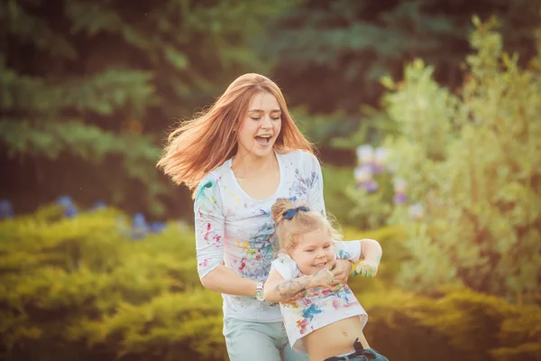 Mutter und kleine Tochter spielen zusammen — Stockfoto