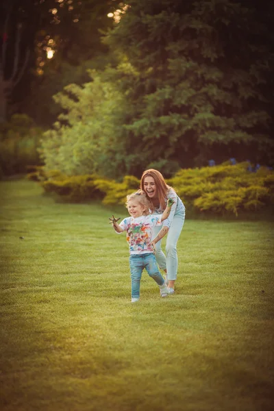 Mutter und kleine Tochter spielen zusammen — Stockfoto