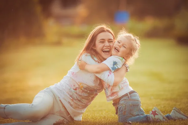Moeder en kleine dochter samenspelen — Stockfoto