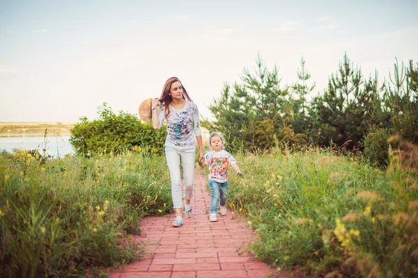 Мати і маленька донька ходять разом — стокове фото