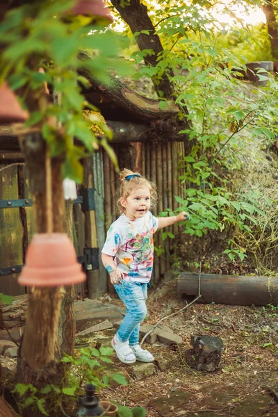 Chica cerca de casa pequeña — Foto de Stock