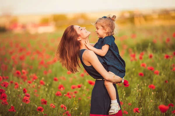 Мать с дочерью на открытом воздухе — стоковое фото