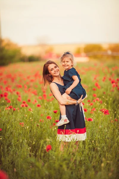 Mãe com filha ao ar livre — Fotografia de Stock
