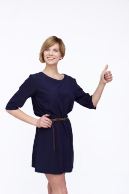 Mavi elbiseli kadın.