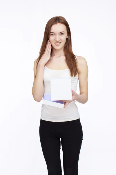 Joven hermosa chica con regalo — Foto de Stock