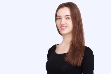 siyah elbiseli mutlu kadın portre