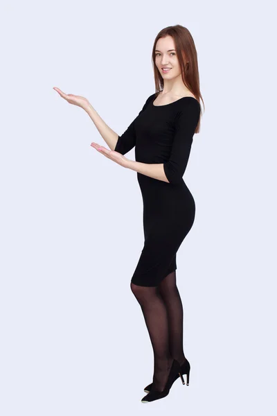 Portret van mooie vrouw in zwarte jurk — Stockfoto