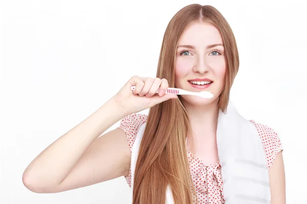タオルと歯ブラシの女性 — ストック写真