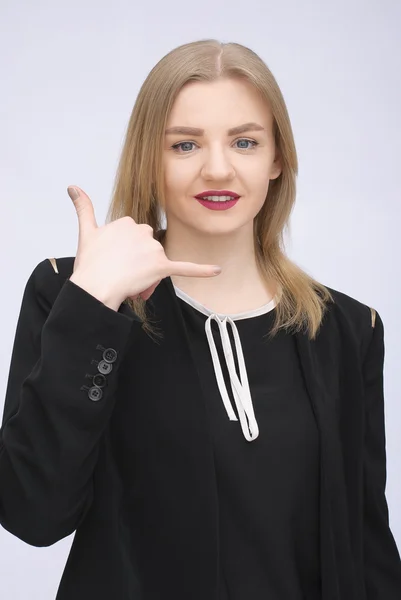 Belle femme d'affaires debout et regardant la caméra — Photo