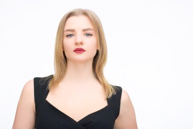 Siyah elbiseli kadın.