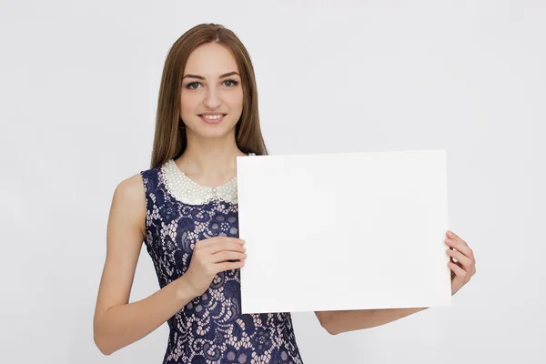 Porträt einer Frau in buntem Kleid — Stockfoto