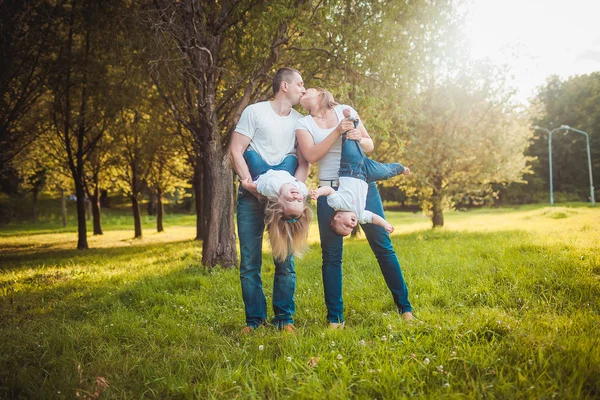 Šťastná rodina s dětmi — Stock fotografie