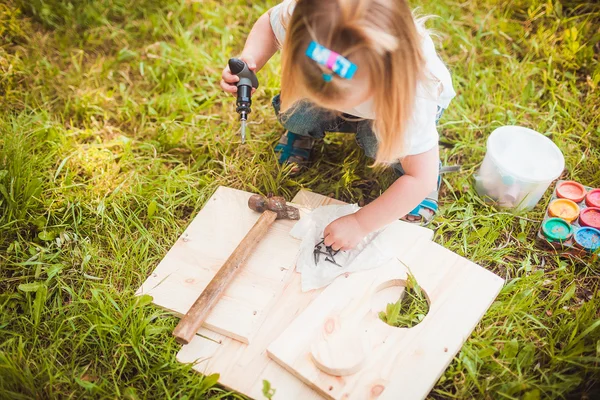 작은 소녀를 만드는 나무 버드 — 스톡 사진