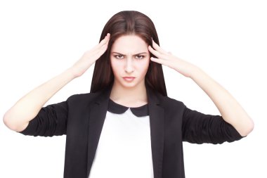 Baş ağrısı olan genç bir kadın.