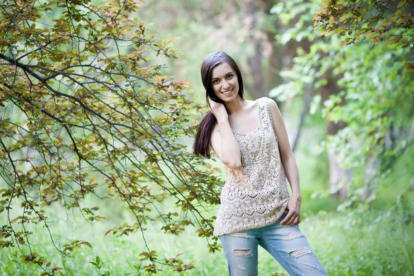 Bela menina feliz no jardim de verão — Fotografia de Stock