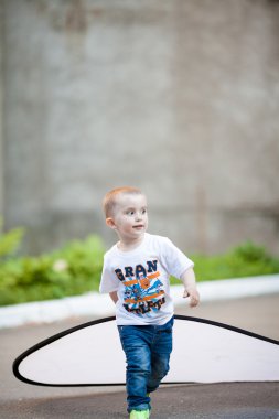 Şık bebek çocuk parkta duran.