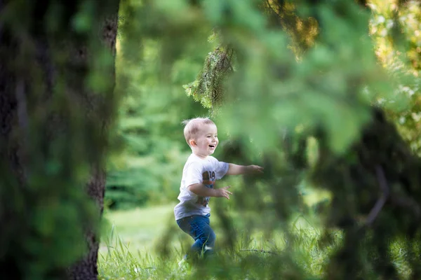 Elegante bebé niño de pie en el parque . — Foto de Stock