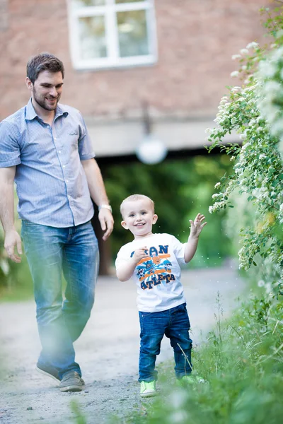 Padre e hijo pequeño en un parque —  Fotos de Stock