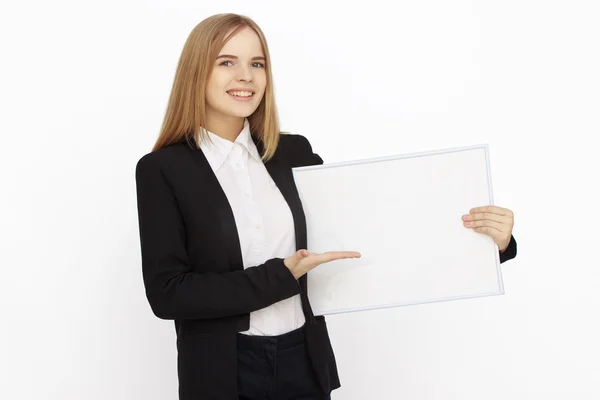 Mulher segurando papel em branco — Fotografia de Stock