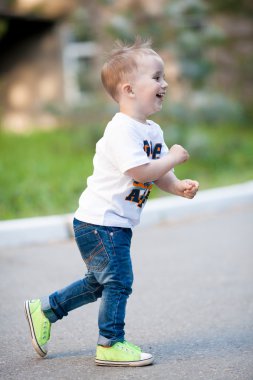 Şık bebek çocuk parkta duran.