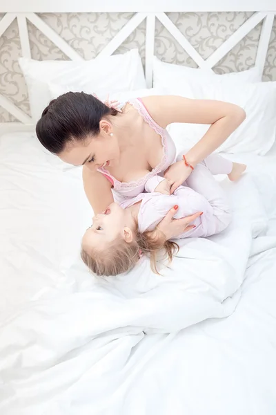 Madre e hija en la cama —  Fotos de Stock