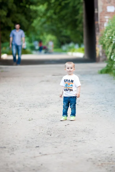 Stylový chlapeček, stojící v parku. — Stock fotografie