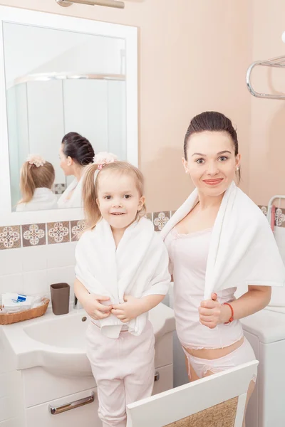 Mor og datter på badet. – stockfoto