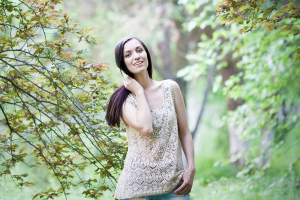 Vackra glad tjej i sommarträdgård — Stockfoto