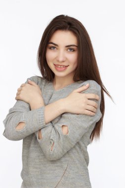 Genç ve güzel kadın kameraya poz