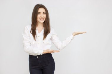 Genç ve güzel kadın kameraya poz