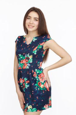 Genç ve güzel kadın kameraya poz