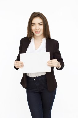 beyaz boş kağıt tutan mutlu kadın