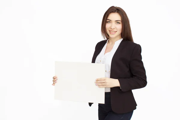 Счастливая женщина держит белую пустую бумагу — стоковое фото