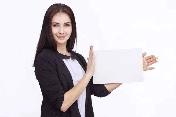 Mujer feliz sosteniendo blanco papel en blanco — Foto de Stock