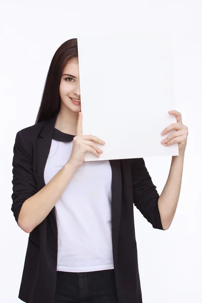Beyaz boş kağıt tutan mutlu kadın — Stok fotoğraf