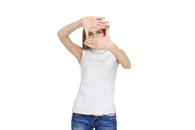 Beyaz arka planda izole edilmiş genç bir kadın