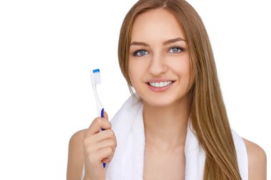 Beyaz arka plan üzerinde izole mutlu bir genç kadın