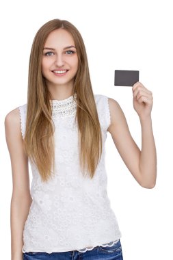 beyaz boş kağıt tutan mutlu kadın