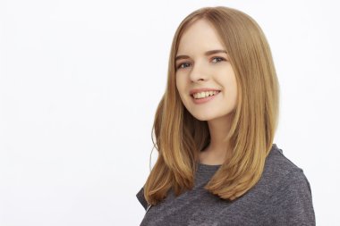 Beyaz arka plan üzerinde izole mutlu bir genç kadın