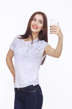 Cep telefonu olan genç bir kadın.