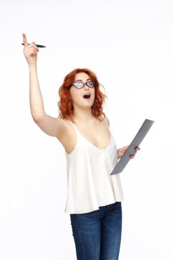 Beyaz arka plan üzerinde izole mutlu bir genç kadın