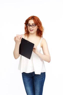 Beyaz arka plan üzerinde izole mutlu bir genç kadın