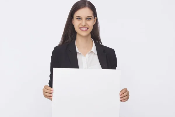 Joven mujer sonriente mostrar tarjeta en blanco —  Fotos de Stock