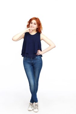 Beyaz arka plan üzerinde izole mutlu bir genç kadın