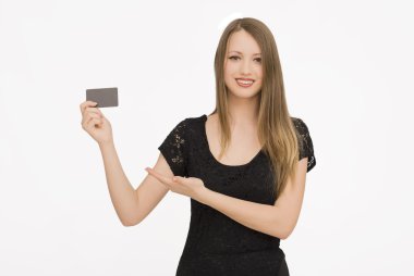 beyaz boş kağıt tutan mutlu kadın