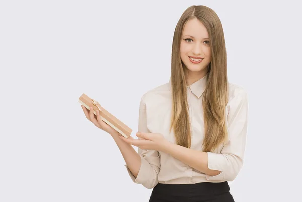 Mujer joven retrato sosteniendo regalo — Foto de Stock