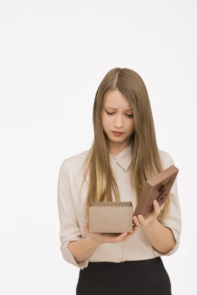 Mujer joven retrato sosteniendo regalo — Foto de Stock