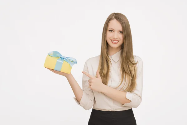 Jonge vrouw portret bedrijf cadeau — Stockfoto