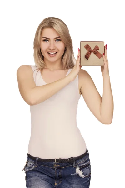 Mujer joven retrato sosteniendo regalo —  Fotos de Stock