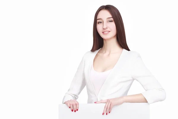 Mulher feliz segurando papel branco em branco — Fotografia de Stock